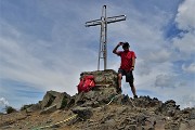 57 Alla bella croce di vetta del Pizzo Zerna (2572 m)-autoscatto